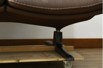 デンマークヴィンテージ　超美品!!　BERG Furniture(ベルグファニチャー)　しっかりとした本革シートと脚部のデザインが魅力の3人掛けソファ　(S-086931)