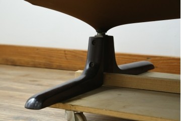 デンマークヴィンテージ　超美品!!　BERG Furniture(ベルグファニチャー)　しっかりとした本革シートと脚部のデザインが魅力の3人掛けソファ　(S-086931)