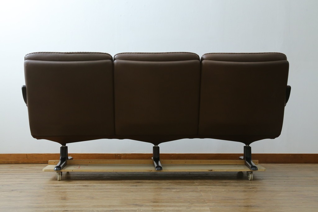 デンマークヴィンテージ　超美品!!　BERG Furniture(ベルグファニチャー)　しっかりとした本革シートと脚部のデザインが魅力の3人掛けソファ　(S-086931)