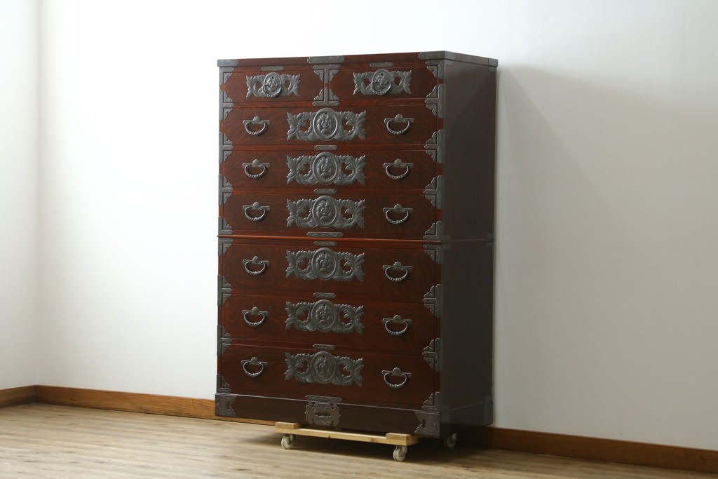 中古　美品　岩谷堂箪笥　最高級ライン!　木地呂塗り　手打ち牡丹金具　職人技の粋をつくした贅沢な二段重ね衣装箪笥　(S-090339)