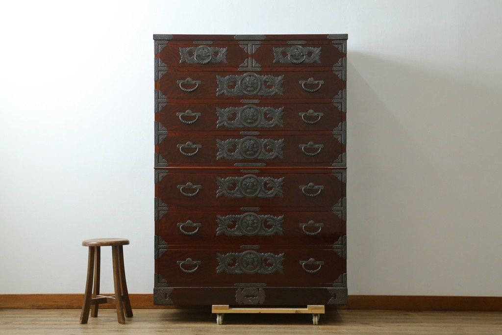 中古　美品　岩谷堂箪笥　最高級ライン!　木地呂塗り　手打ち牡丹金具　職人技の粋をつくした贅沢な二段重ね衣装箪笥　(S-090339)