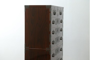 中古　美品　岩谷堂箪笥　最高級ライン!　木地呂塗り　手打ち牡丹金具　職人技の粋をつくした贅沢な二段重ね衣装箪笥　(S-090339)