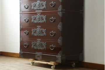 中古　美品　岩谷堂箪笥　最高級ライン!　木地呂塗り　手打ち牡丹金具　職人技の粋をつくした贅沢な二段重ね衣装箪笥　(S-090339)