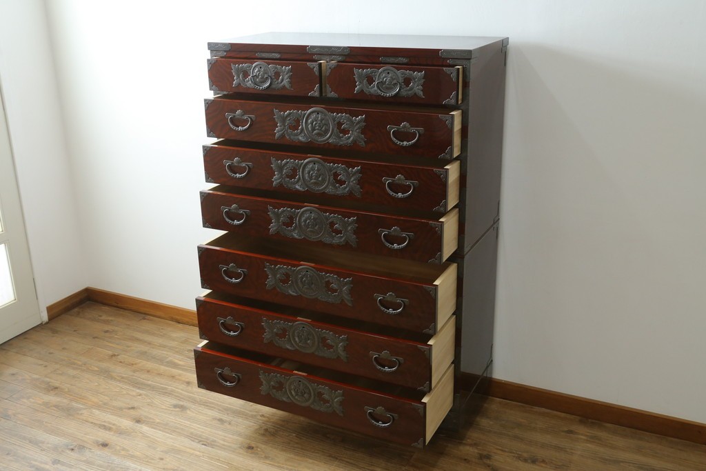 中古　美品　岩谷堂箪笥　最高級ライン!　木地呂塗り　手打ち牡丹金具　職人技の粋をつくした贅沢な二段重ね衣装箪笥　(S-090339)