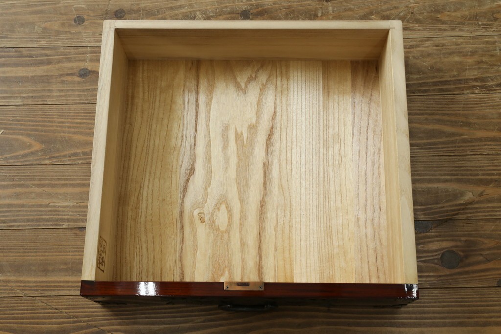 中古　美品　岩谷堂箪笥　最高級ライン!　木地呂塗り　手打ち牡丹金具　職人技の粋をつくした贅沢な二段重ね衣装箪笥　(S-090339)