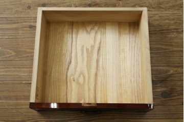 中古　美品　岩谷堂箪笥　最高級ライン!　木地呂塗り　手打ち牡丹金具　職人技の粋をつくした贅沢な二段重ね衣装箪笥　(S-090339)