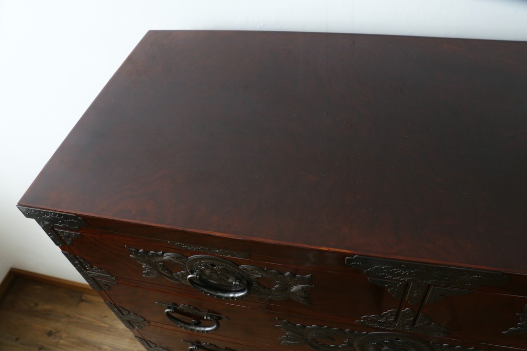 中古　美品　岩谷堂箪笥　最高級ライン!　木地呂塗り　手打ち牡丹金具　職人技の粋をつくした贅沢な二段重ね衣装箪笥　(S-090339)