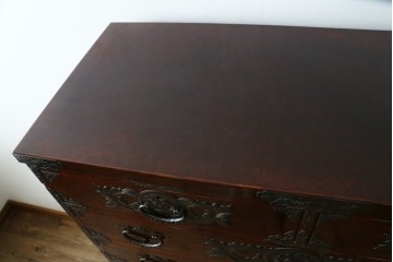 中古　美品　岩谷堂箪笥　最高級ライン!　木地呂塗り　手打ち牡丹金具　職人技の粋をつくした贅沢な二段重ね衣装箪笥　(S-090339)