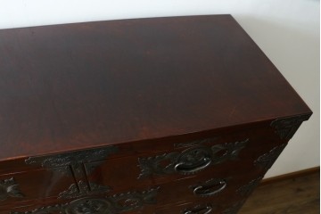 中古　美品　岩谷堂箪笥　最高級ライン!　木地呂塗り　手打ち牡丹金具　職人技の粋をつくした贅沢な二段重ね衣装箪笥　(S-090339)