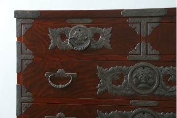 中古　美品　岩谷堂箪笥　最高級ライン!　木地呂塗り　手打ち牡丹金具　職人技の粋をつくした贅沢な二段重ね衣装箪笥　(S-090339)