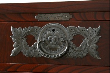 中古　美品　岩谷堂箪笥　最高級ライン!　木地呂塗り　手打ち牡丹金具　職人技の粋をつくした贅沢な二段重ね衣装箪笥　(S-090339)