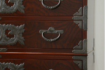 中古　美品　岩谷堂箪笥　最高級ライン!　木地呂塗り　手打ち牡丹金具　職人技の粋をつくした贅沢な二段重ね衣装箪笥　(S-090339)