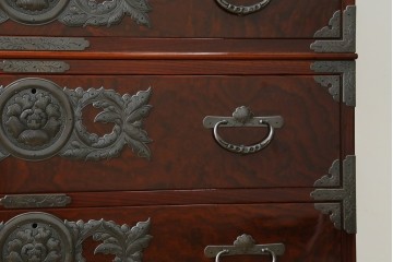 中古　美品　岩谷堂箪笥　最高級ライン!　木地呂塗り　手打ち牡丹金具　職人技の粋をつくした贅沢な二段重ね衣装箪笥　(S-090339)