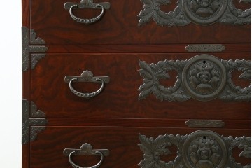 中古　美品　岩谷堂箪笥　最高級ライン!　木地呂塗り　手打ち牡丹金具　職人技の粋をつくした贅沢な二段重ね衣装箪笥　(S-090339)