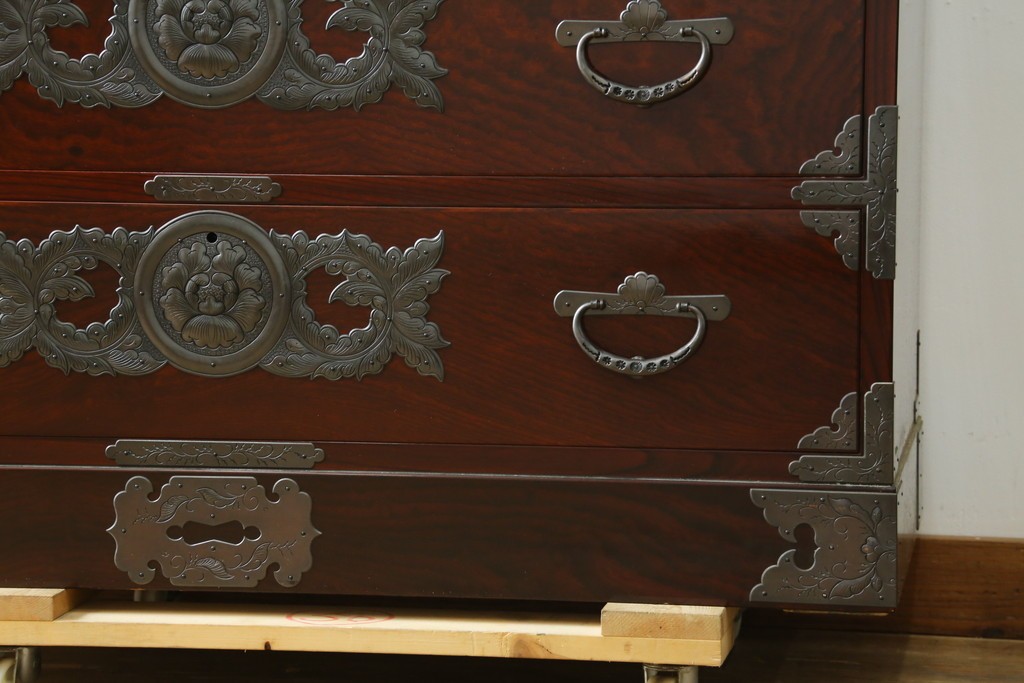 中古　美品　岩谷堂箪笥　最高級ライン!　木地呂塗り　手打ち牡丹金具　職人技の粋をつくした贅沢な二段重ね衣装箪笥　(S-090339)