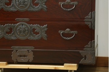 中古　美品　岩谷堂箪笥　最高級ライン!　木地呂塗り　手打ち牡丹金具　職人技の粋をつくした贅沢な二段重ね衣装箪笥　(S-090339)