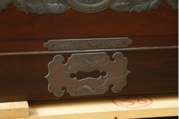 中古　美品　岩谷堂箪笥　最高級ライン!　木地呂塗り　手打ち牡丹金具　職人技の粋をつくした贅沢な二段重ね衣装箪笥　(S-090339)