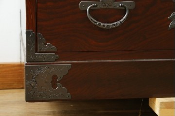中古　美品　岩谷堂箪笥　最高級ライン!　木地呂塗り　手打ち牡丹金具　職人技の粋をつくした贅沢な二段重ね衣装箪笥　(S-090339)