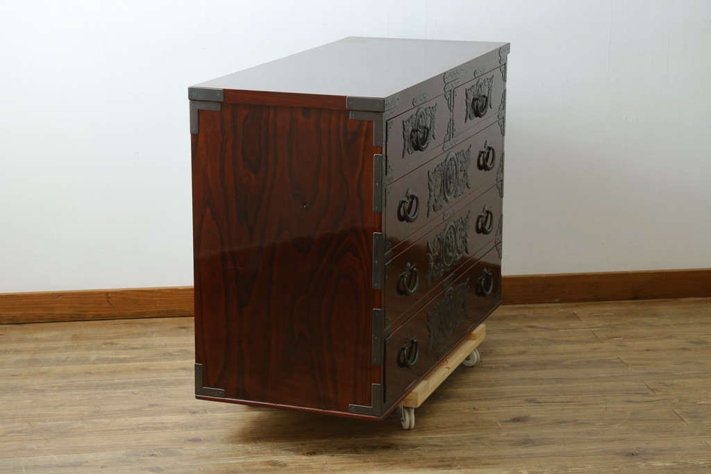中古　美品　岩谷堂箪笥　最高級ライン!　木地呂塗り　手打ち牡丹金具　職人技の粋をつくした贅沢なチェスト　(S-090508)