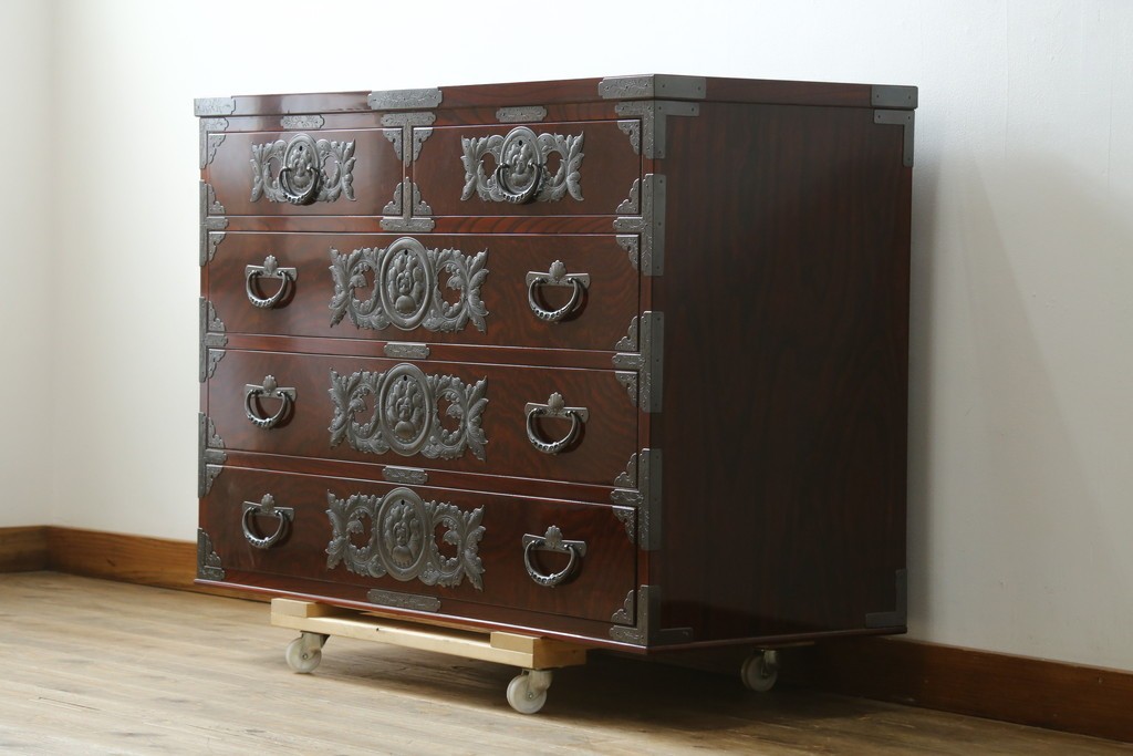 中古　美品　岩谷堂箪笥　最高級ライン!　木地呂塗り　手打ち牡丹金具　職人技の粋をつくした贅沢なチェスト　(S-090508)
