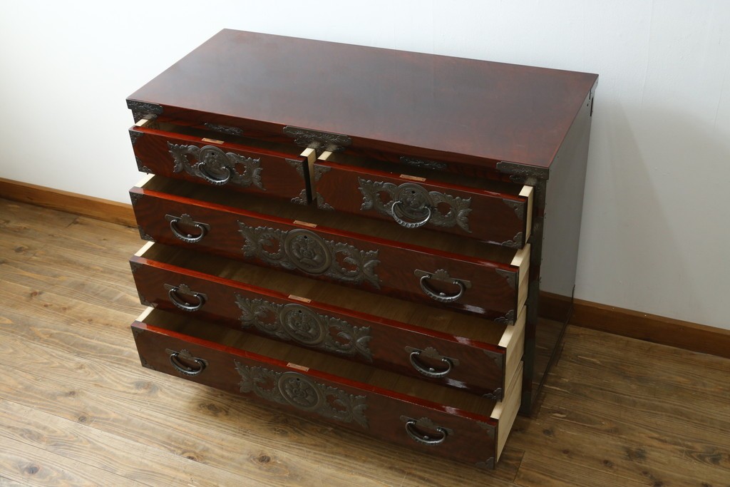 中古　美品　岩谷堂箪笥　最高級ライン!　木地呂塗り　手打ち牡丹金具　職人技の粋をつくした贅沢なチェスト　(S-090508)