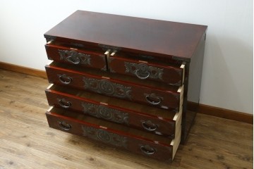 中古　美品　岩谷堂箪笥　最高級ライン!　木地呂塗り　手打ち牡丹金具　職人技の粋をつくした贅沢なチェスト　(S-090508)