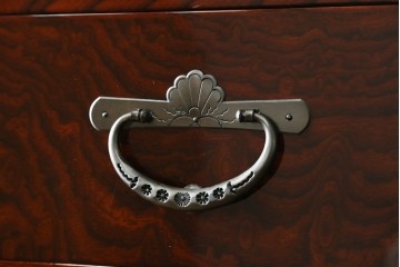 中古　美品　岩谷堂箪笥　最高級ライン!　木地呂塗り　手打ち牡丹金具　職人技の粋をつくした贅沢なチェスト　(S-090508)
