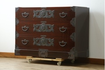 中古　美品　岩谷堂箪笥　最高級ライン!　木地呂塗り　手打ち牡丹金具　職人技の粋をつくした贅沢なローチェスト　(S-090509)