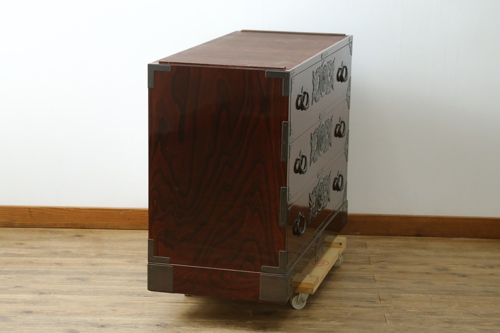 中古　美品　岩谷堂箪笥　最高級ライン!　木地呂塗り　手打ち牡丹金具　職人技の粋をつくした贅沢なローチェスト　(S-090509)
