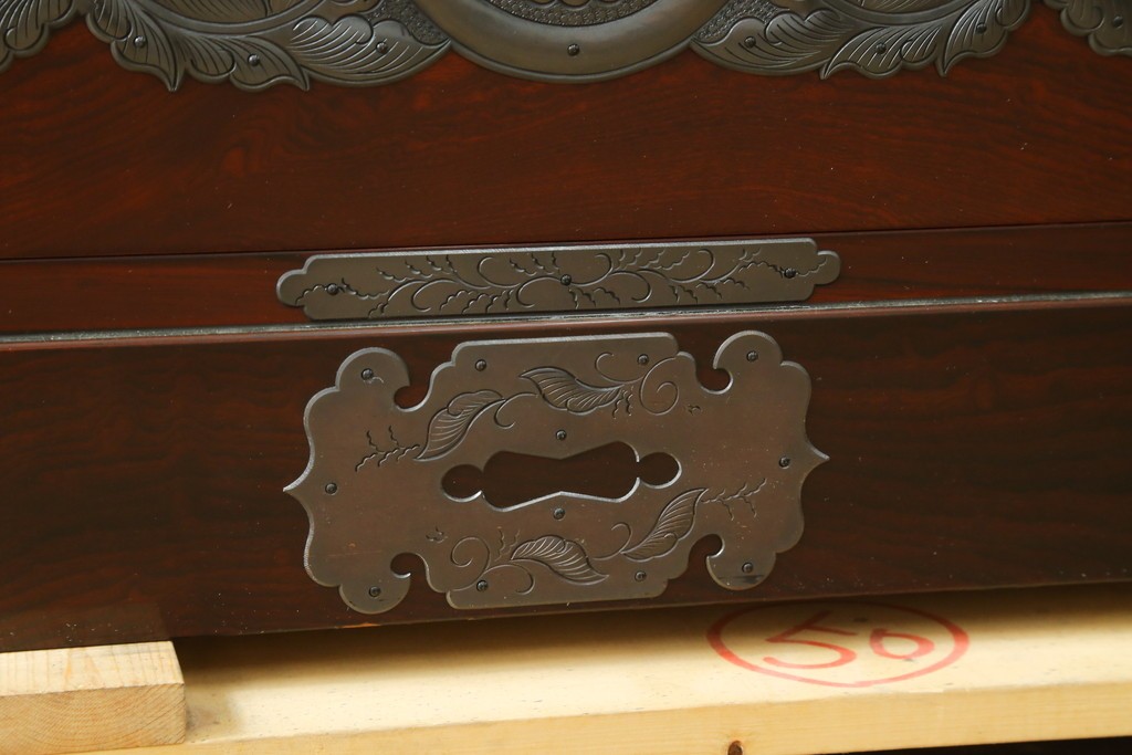 中古　美品　岩谷堂箪笥　最高級ライン!　木地呂塗り　手打ち牡丹金具　職人技の粋をつくした贅沢なローチェスト　(S-090509)