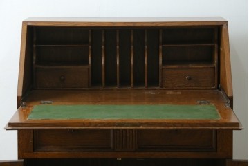 イギリスヴィンテージ　1960年頃から1970年頃　オーク材　連なる彫り装飾が目を引くライティングビューロー　(S-090513)