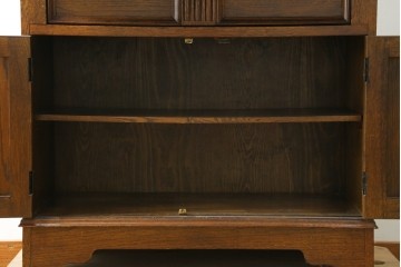 イギリスヴィンテージ　1960年頃から1970年頃　オーク材　連なる彫り装飾が目を引くライティングビューロー　(S-090513)