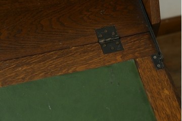 イギリスヴィンテージ　1960年頃から1970年頃　オーク材　連なる彫り装飾が目を引くライティングビューロー　(S-090513)