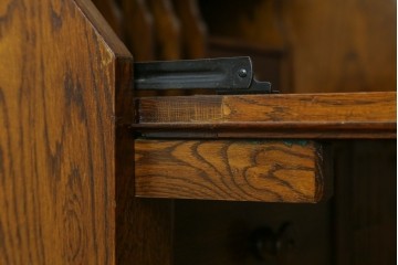 イギリスヴィンテージ　1960年頃から1970年頃　オーク材　連なる彫り装飾が目を引くライティングビューロー　(S-090513)