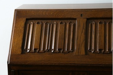 イギリスヴィンテージ　1960年頃から1970年頃　オーク材　連なる彫り装飾が目を引くライティングビューロー　(S-090513)
