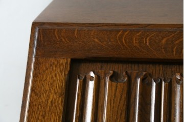 イギリスヴィンテージ　1960年頃から1970年頃　オーク材　連なる彫り装飾が目を引くライティングビューロー　(S-090513)