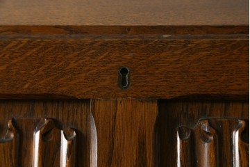 イギリスヴィンテージ　1960年頃から1970年頃　オーク材　連なる彫り装飾が目を引くライティングビューロー　(S-090513)
