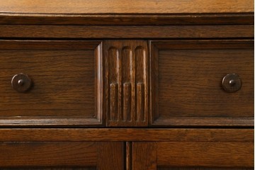 イギリスヴィンテージ　1960年頃から1970年頃　オーク材　連なる彫り装飾が目を引くライティングビューロー　(S-090513)
