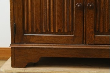 イギリスヴィンテージ　1960年頃から1970年頃　オーク材　連なる彫り装飾が目を引くライティングビューロー　(S-090513)