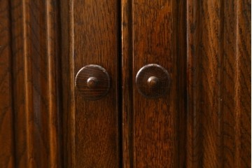 イギリスヴィンテージ　1960年頃から1970年頃　オーク材　連なる彫り装飾が目を引くライティングビューロー　(S-090513)