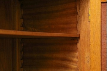 和製アンティーク　昭和初期　凝った作りの最高級品!!　三方欅(ケヤキ)材　シャッター扉(蛇腹)を備えた大正ロマン薫るキャビネット　(S-090514)