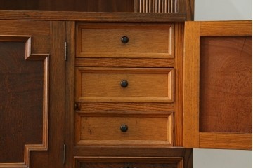 和製アンティーク　昭和初期　凝った作りの最高級品!!　三方欅(ケヤキ)材　シャッター扉(蛇腹)を備えた大正ロマン薫るキャビネット　(S-090514)
