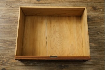 和製アンティーク　昭和初期　凝った作りの最高級品!!　三方欅(ケヤキ)材　シャッター扉(蛇腹)を備えた大正ロマン薫るキャビネット　(S-090514)