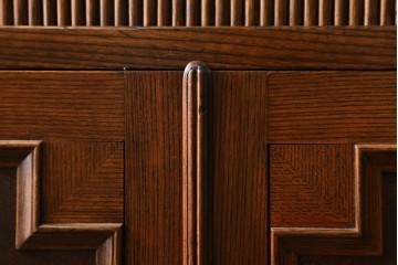 和製アンティーク　昭和初期　凝った作りの最高級品!!　三方欅(ケヤキ)材　シャッター扉(蛇腹)を備えた大正ロマン薫るキャビネット　(S-090514)