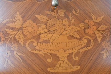 イタリアヴィンテージ　美品　象嵌の華やかな意匠が魅力のライティングビューロー　(S-090724)