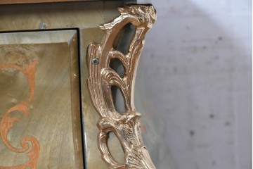 イタリアヴィンテージ　1980年から1990年頃　華やかな装飾と象嵌が目を引くエレガントなチェスト　(S-090725)