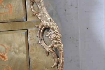 イタリアヴィンテージ　1980年から1990年頃　華やかな装飾と象嵌が目を引くエレガントなチェスト　(S-090725)