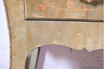 イタリアヴィンテージ　1980年から1990年頃　華やかな装飾と象嵌が目を引くエレガントなチェスト　(S-090725)
