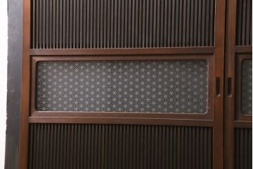 昭和初期の格子戸2枚をリペア&カスタム!設置場所に合わせてリサイズ。麻の葉模様ガラス、すりガラスを入れ替え。現状に近しい色味に着色し仕上げ。(引き戸、建具)