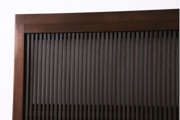 昭和初期の格子戸2枚をリペア&カスタム!設置場所に合わせてリサイズ。麻の葉模様ガラス、すりガラスを入れ替え。現状に近しい色味に着色し仕上げ。(引き戸、建具)